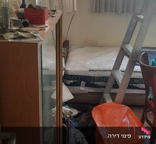 סולם ליד מזרן עטוף בניילון ושקית כתומה